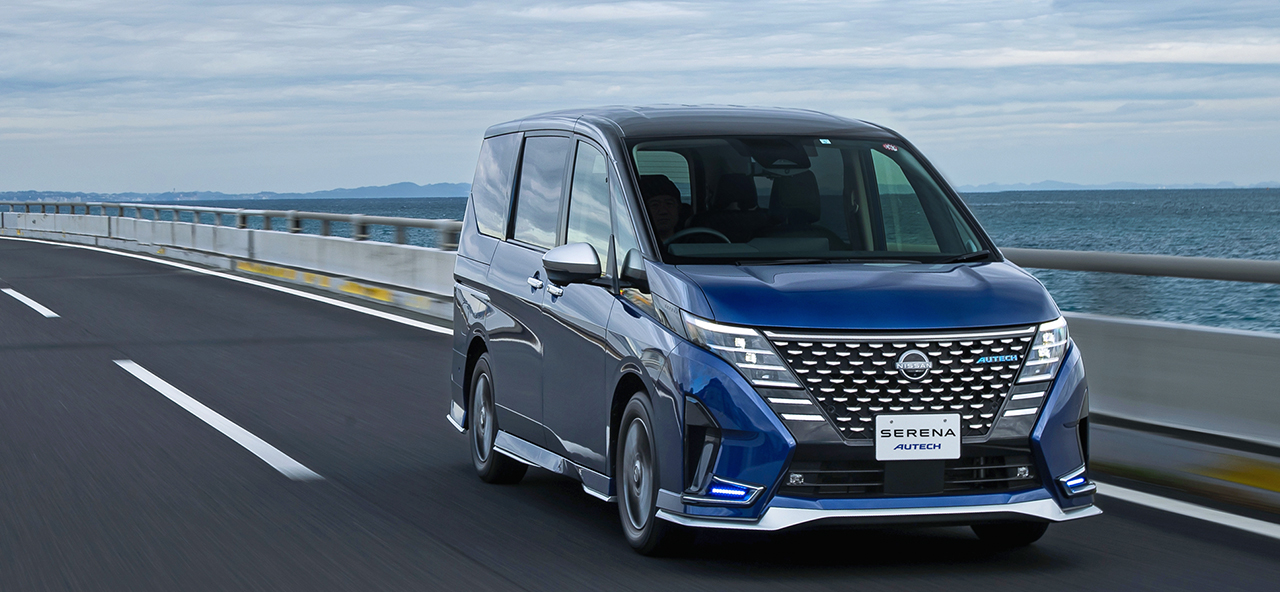 青いセレナオーテックの走行シーン