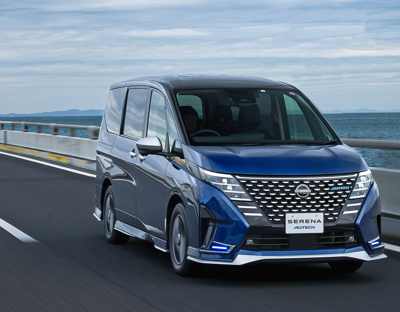 青いセレナオーテックの走行シーン