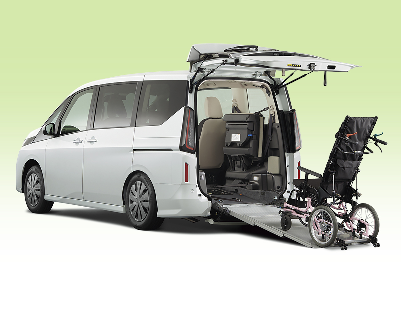 日産ライフケアビークル 福祉車両 セレナ チェアキャブ スロープタイプ 車いす仕様車の車いすで乗り込む様子の画像